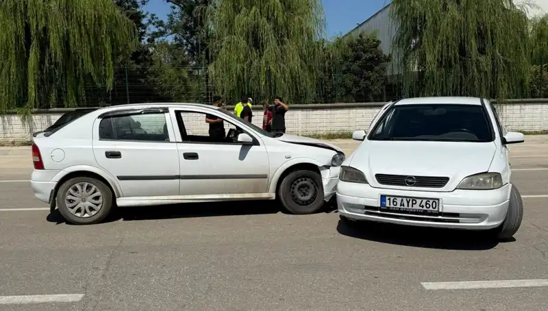 İki Otomobil Çarpıştı: Kazada İki Kişi Yaralandı!
