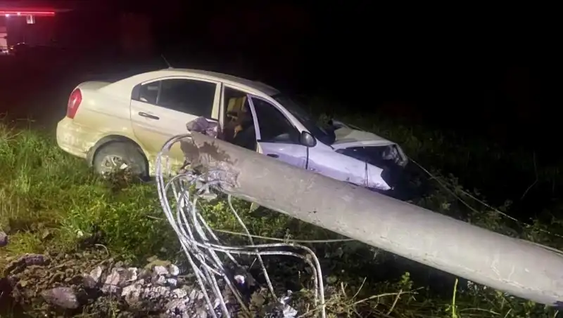 Betona Çarpan Sürücü Hayatını Kurtarma Mücadelesi Veriyor