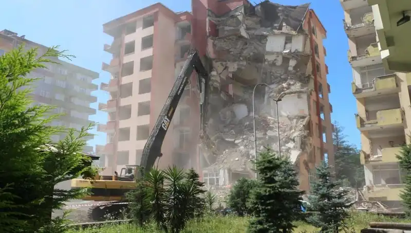 Dalgalar Değil, Yapı Zayıflığı: İki Bina Yıkılması Artık Kaçınılmazdı