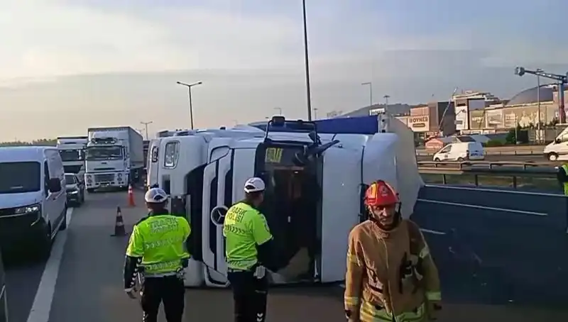 Pendik TEM Otoyolu'nda Tır Devrildi, İstanbul'a Giden Yolda Trafik Felç Oldu