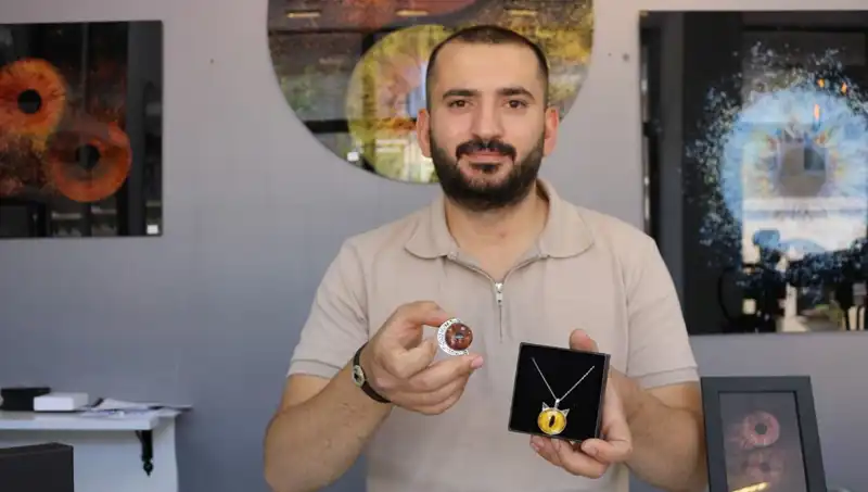 İris Fotoğraflarından Eşsiz Takılar ve Tablo Yapan Sanatçı Anlatıyor