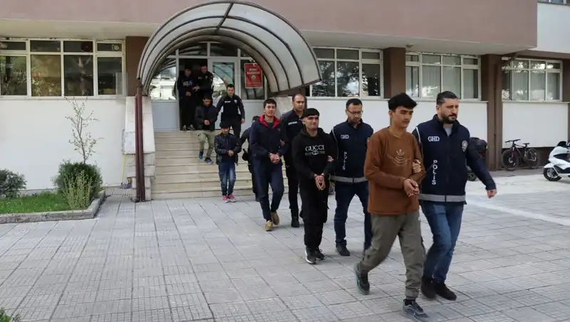 İki İlde 21 Düzensiz Göçmen Yakalandı: Sınır Güvenliği Artırılmalı mı?