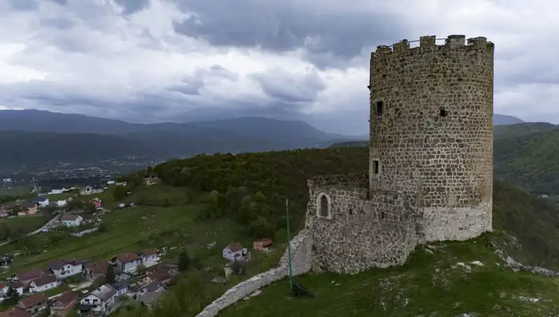 Bosna Hersek'in Sokolac Kalesi: Tarihin Zamana Direnen Şahidi