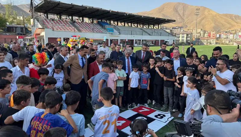 Hakkari'de Geleneksel Anadolu Şenliği Coşkuyla Kutlandı