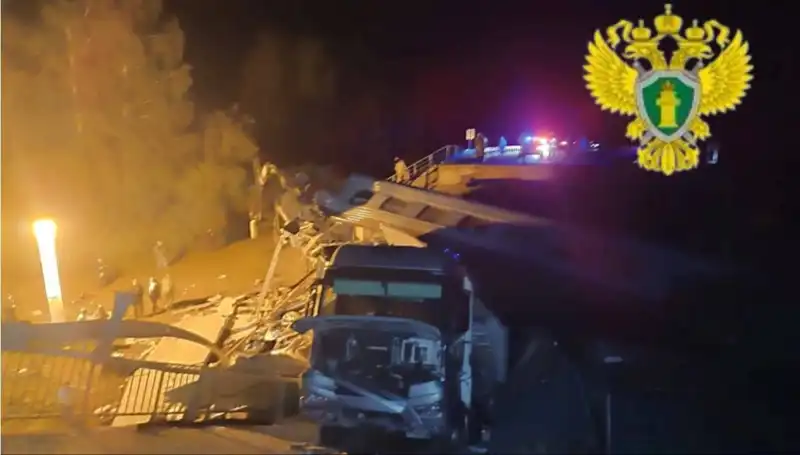 Rusya'da Tarihi Tren Kazası: Köprü Çöktü, Can Kaybı Artıyor