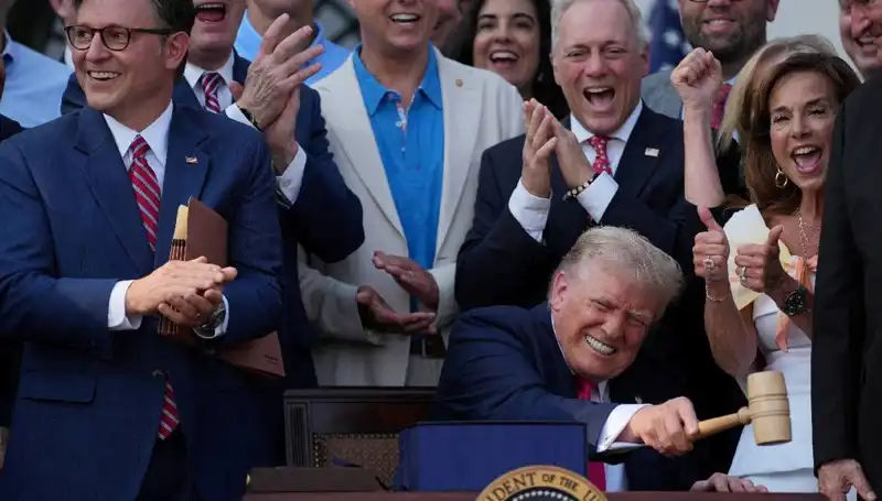 Trump, "Büyük, Güzel Yasa Tasarısı"nı İmzalayarak Ekonomide Devrim Yaratıyor