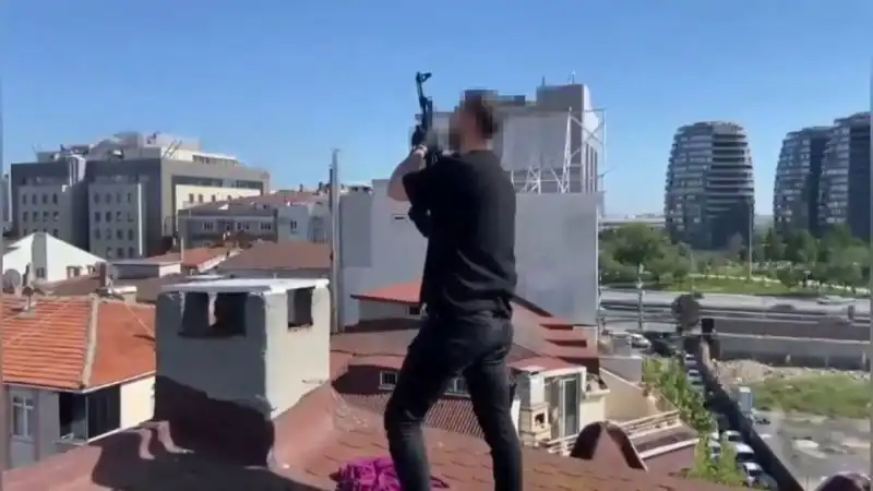 İstanbul'da Şok Eden Operasyon: Çatıdakilerden Bacadan AK-47 Çıktı!