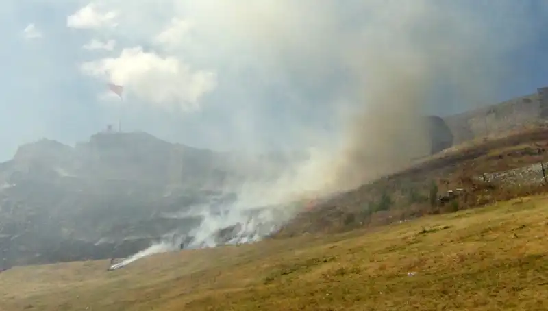 Kars Kalesi Etrafında Patlak Veren Anız Yangını, Korku Dolu Anlar Yaşattı