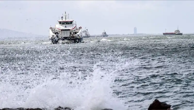 İzmir'de Fırtına Alarmı: Vapur Seferleri İptal!