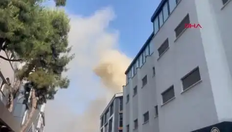 İstanbul'daki 4 Katlı İş Merkezinde Yangın: Ekipler Müdahale Ediyor