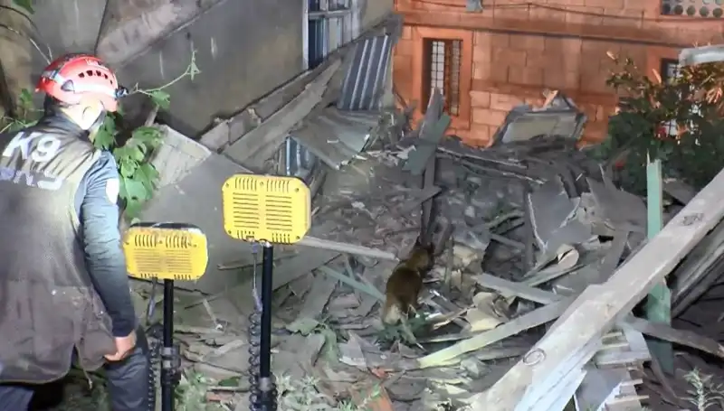 İstanbul Depreminin Ardından Bir Bina Daha Çöktü: Vatandaşlar Korku Dolu Anlar Yaşadı