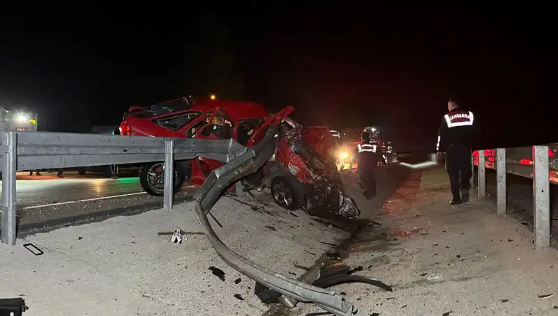 Bariyerlere Çarpan Otomobilde 2 Kişi Hayatını Kaybetti
