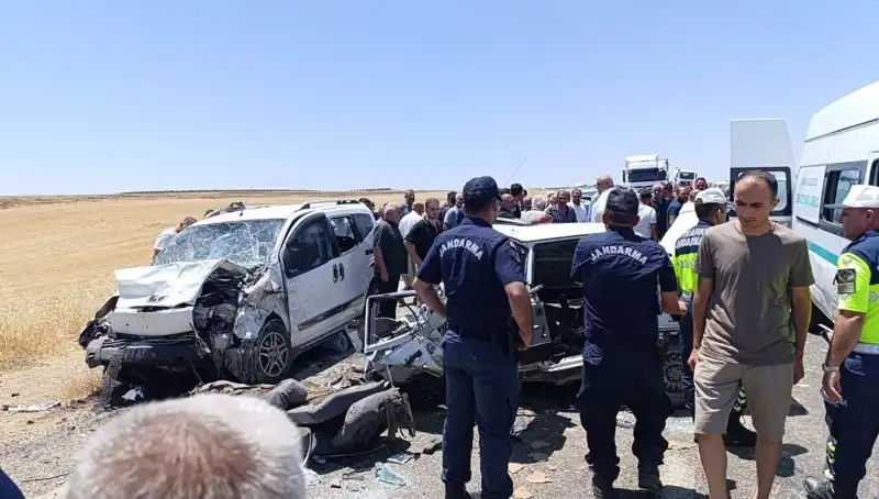 Trafik Kazasında Otomobil ve Hafif Ticari Araç Çarpıştı: 4 Kişi Hayatını Kaybetti