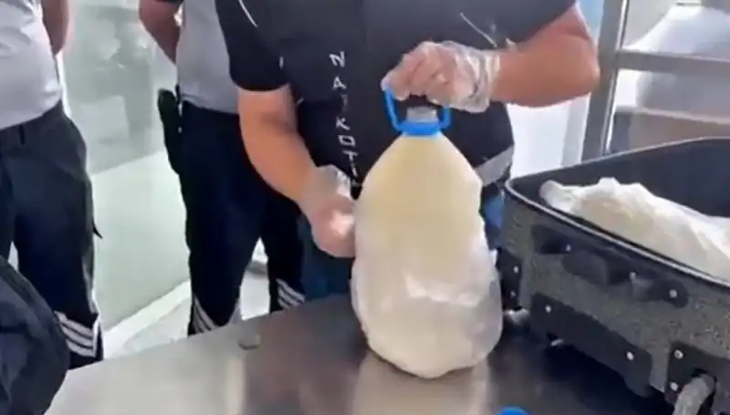 Havalimanına Süt Şişesi İçinde Sokulmaya Çalışılan Yük: 12 Kilo 800 Gram!