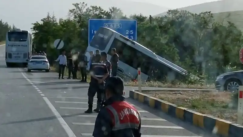 Isparta'da Trafik Faciası: Tur Otobüsü ile Yolcu Otobüsü Çarpıştı