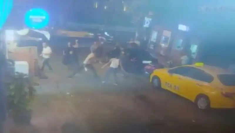 Beyoğlu’nda Laf Atma Kavgası: Kanlı Gelişmeler!