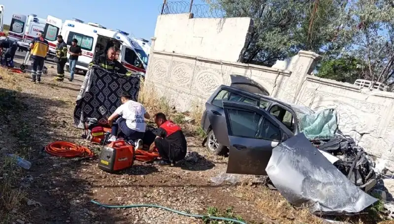 Lastik Patladı, İstinat Duvarına Çarptı: Feci Kaza 1 Ölü, 6 Yaralı