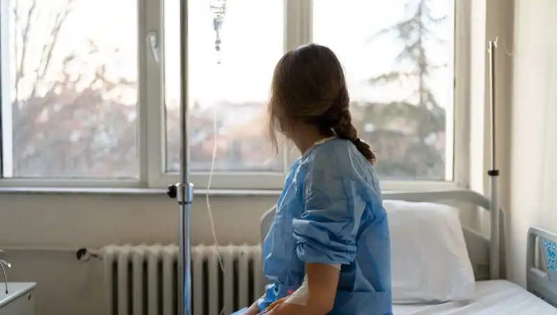 27 Yaşındaki Kadının Meme Kanseri Hikayesi: Doktorlar Neden "Ciddi Değil" Dedi?