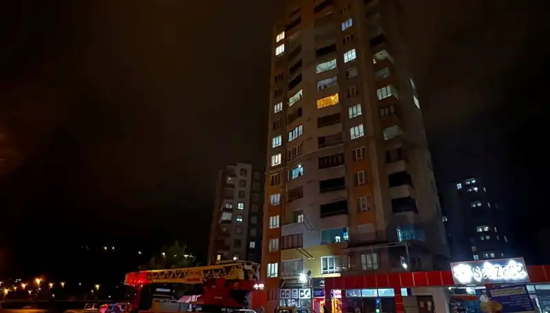 Apartmanın Çatısına Düşen Yıldırım, Şehrin Kalbini Sardı!