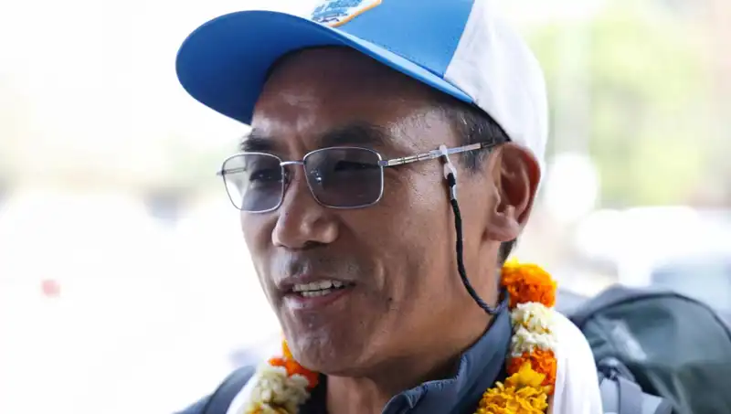 Everest Adam, Yeniden Zirveye Ulaşarak Kendi Rekorunu Kırdı