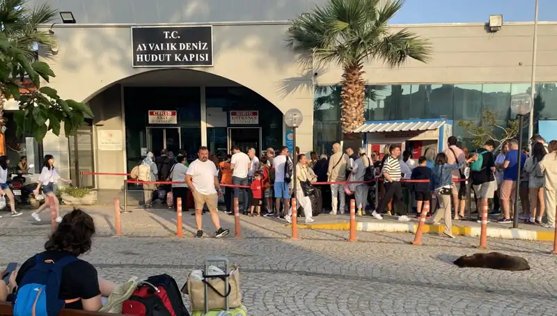 Bayram Tatilinde Midilli Adası'na Yoğun İlgi: Tatile Gidenlerin Yüzleri Gülüyor!