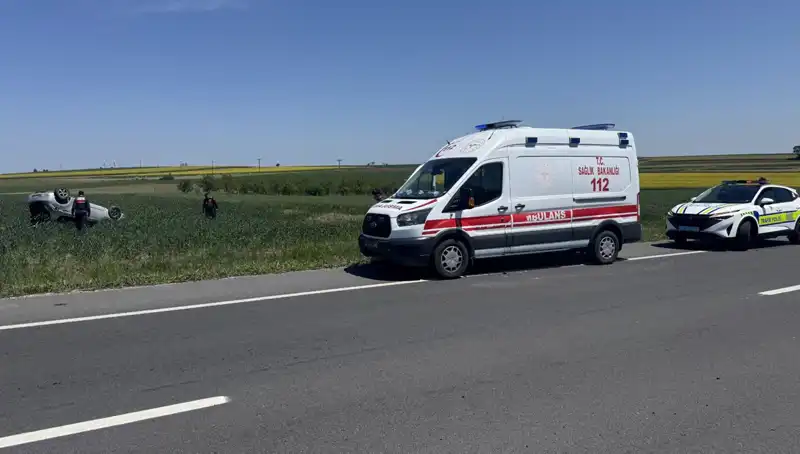 Edirne'de Feci Kaza: Devrilen Otomobilde Sürücü ve Eşi Yaralandı