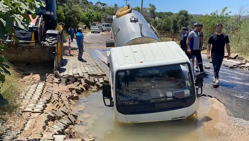 Bodrum’da Ana Su Hattı Patladı, Tanker Chukura Düşerek Büyükkargaşaya Neden Oldu