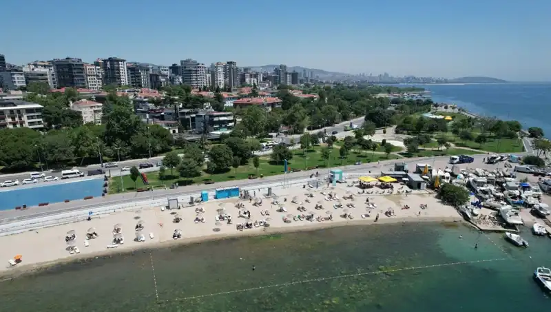 İstanbul'da Sıcak Hava Bunalttı, Caddebostan Sahili Dolup Taştı!