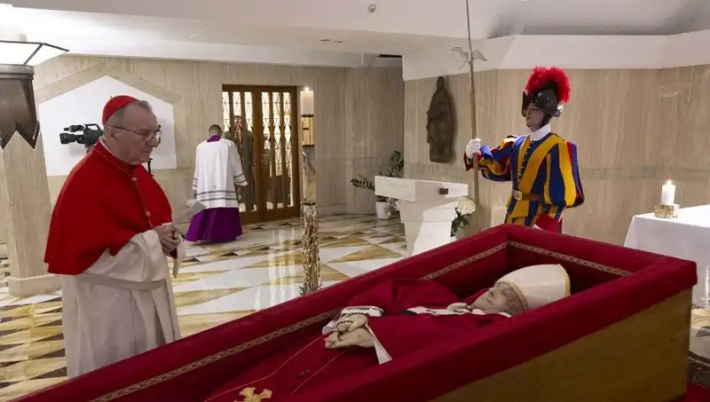 Papa'nın Tabuttaki Fotoğrafları: Bir Veda anının Duygusal Yansımaları
