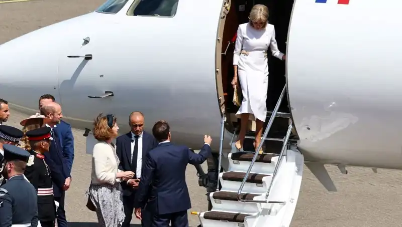 Macron Çifti Arasında Kriz Soruları: Eşi Elini Neden Görmezden Geldi?