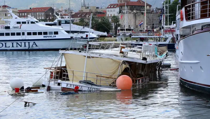 Hırvatistan’da Yağış ve Fırtına Sonucu Feribot Çarptı Gemi Battı