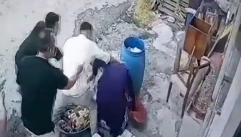 Başakşehir'de Baba ve Oğulun Bıçaklı Saldırısı, Bir Kadını Hastanelik Etti