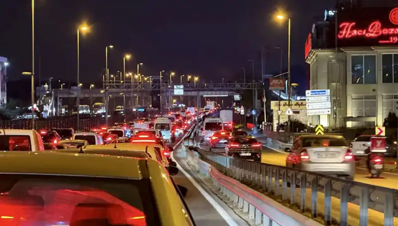 Yenibosna Metrobüs Yaya Üst Geçidi Çalışmaları Başladı: Güvenlik ve Konfor İçin Adım Atılıyor