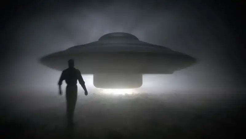 UFO Uzmanı "Uzaylılar Masum İnsanları Öldürüyor": Korkunç Uyarı ve Bilgiler