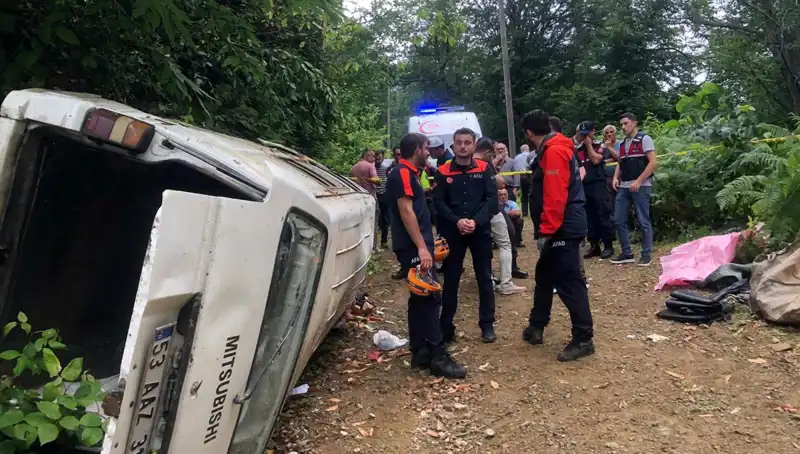 Rize'de Korkunç Kaza: Yamaçtan Yuvarlanan Minibüste İki Ölü, Üç Yaralı