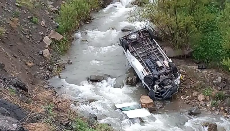 Hakkari'de Feci Kaza: Minibüs Devrildi, İki Kişi Hayatını Kaybetti!