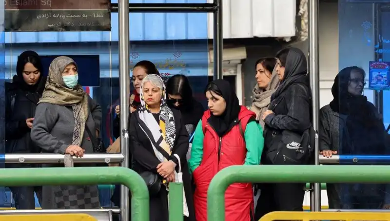 İran'daki Gençlerin Tweet Atma İsteği ve Sosyal Medya Mücadelesi