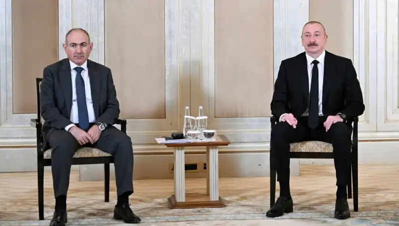 Aliyev ve Paşinyan'dan Tarihi Görüşme: Abu Dabi'de Barış Umutları Yeniden Canlanıyor