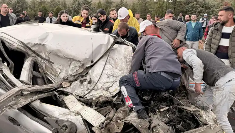 TIR ile Çarpışan Araç Kağıt Gibi Ezildi: Şok Edici Kaza Anları