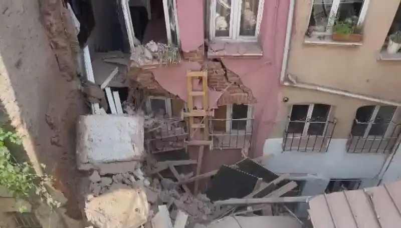 İstanbul'da Üç Katlı Binanın Balkonu Çöktü: Gözler Olay Yerinde!