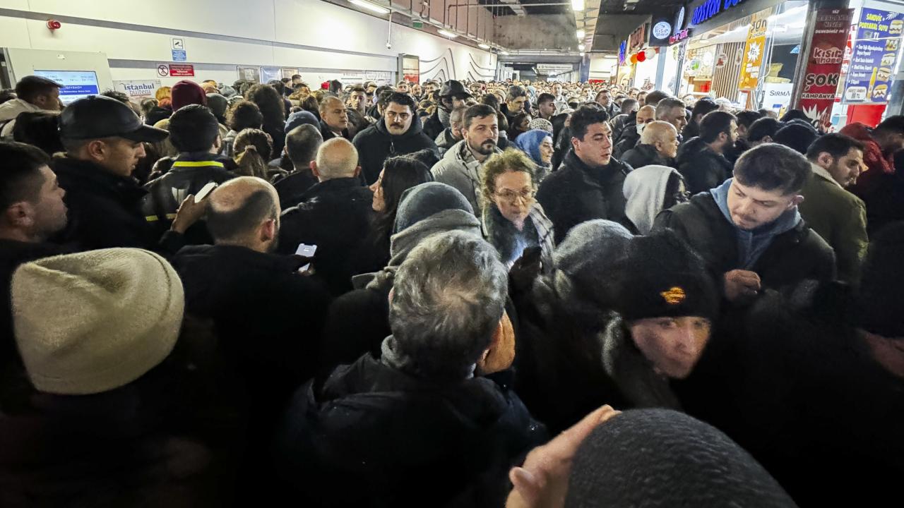 İstanbul'u Beyaz Bir Örtüyle Kapladı Kar Yağışı