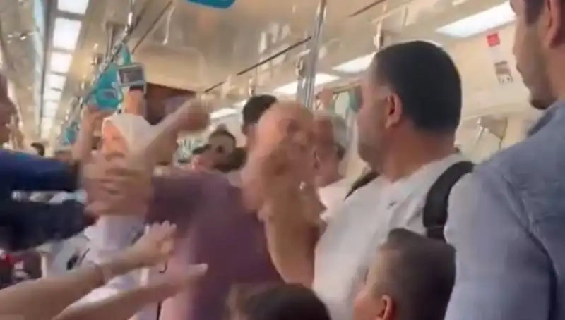 Marmaray'da Yumruklu Kavga: Yolcular Şokta!
