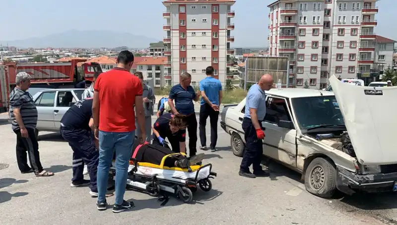 Kavşakta Meydana Gelen Kaza: İki Kişi Yaralandı, Yol Kapatıldı!