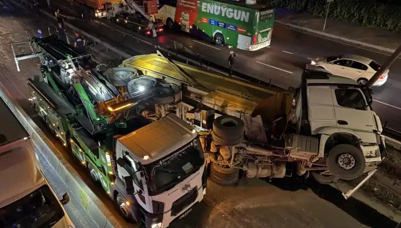 Moloz Yüklü Hafriyat Kamyonu Devrildi: Olay Yerinde Neler Yaşandı?