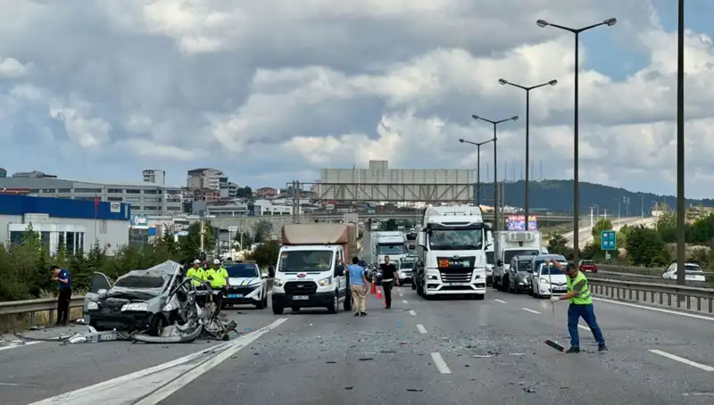 Otoyolda Can Pazarı: Üç Kişi Araçta Sıkıştı, Trafik Kilitlendi
