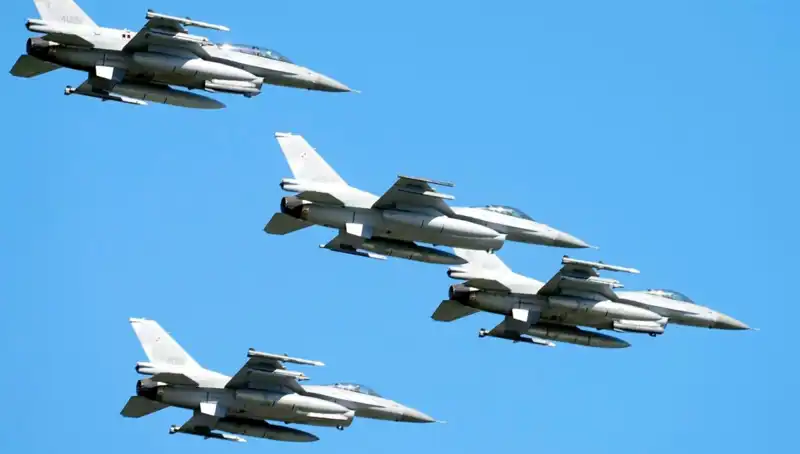 ABD, Ukraynalı Pilotlar için 310 Milyon Dolarlık F-16 Eğitim Programını Başlatıyor