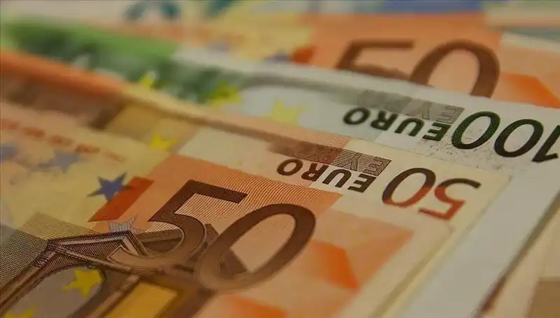 Euro'nun Zirveden Gerilemesi: Ekonomik Etkileri ve Gelecek Beklentileri