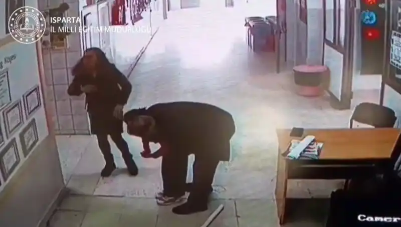 İlkokulda Heyecan Dolu An: Öğretmen, Heimlich Manevrasıyla Öğrencisini Kurtardı!