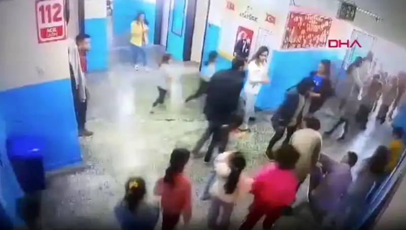 Okulda Bayılan Öğrenciyi Müdür Yardımcısı Korkunç Durumda Kurtardı
