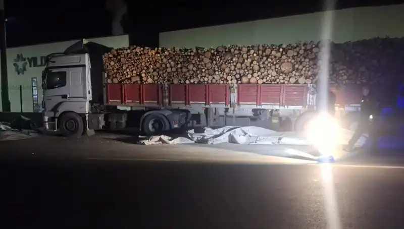 Brandayı Toplayan TIR Sürücüsüne Otomobil Çarpınca Dehşet Anları Yaşandı